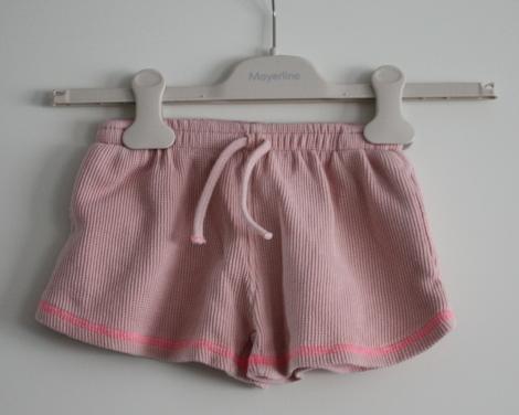 Licht roze korte broek maat 110