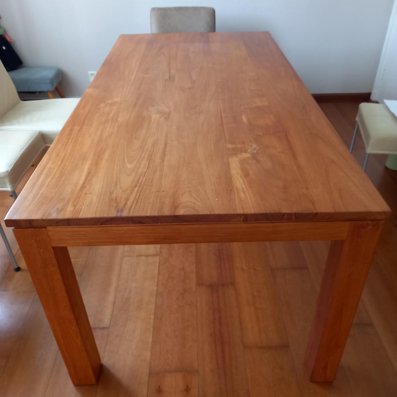 Massief teakhouten tafel met 6 leren stoelen