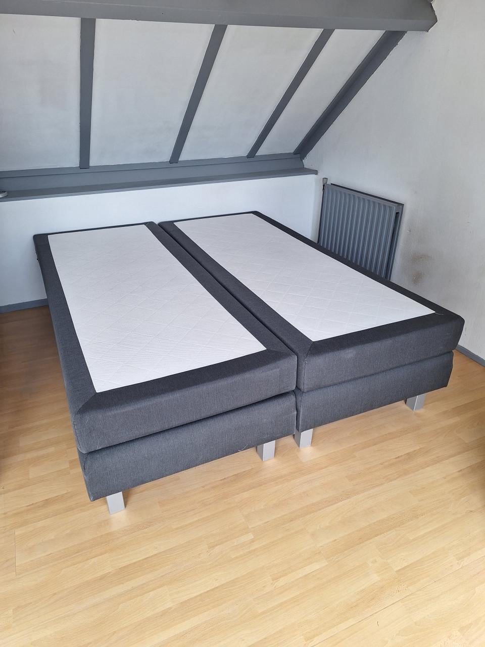 Boxsping bed
