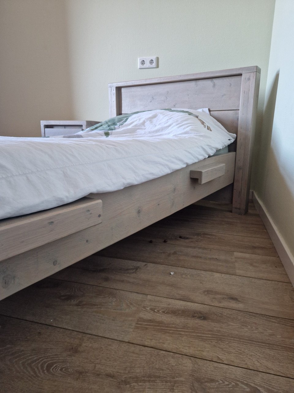 Kinderkamer steigerhout (bed, nachtkastje en kledingkast)