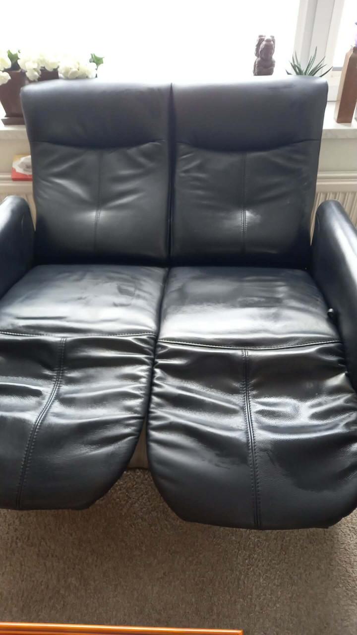 Zwarte leren tweezitsbank met relaxfunctie