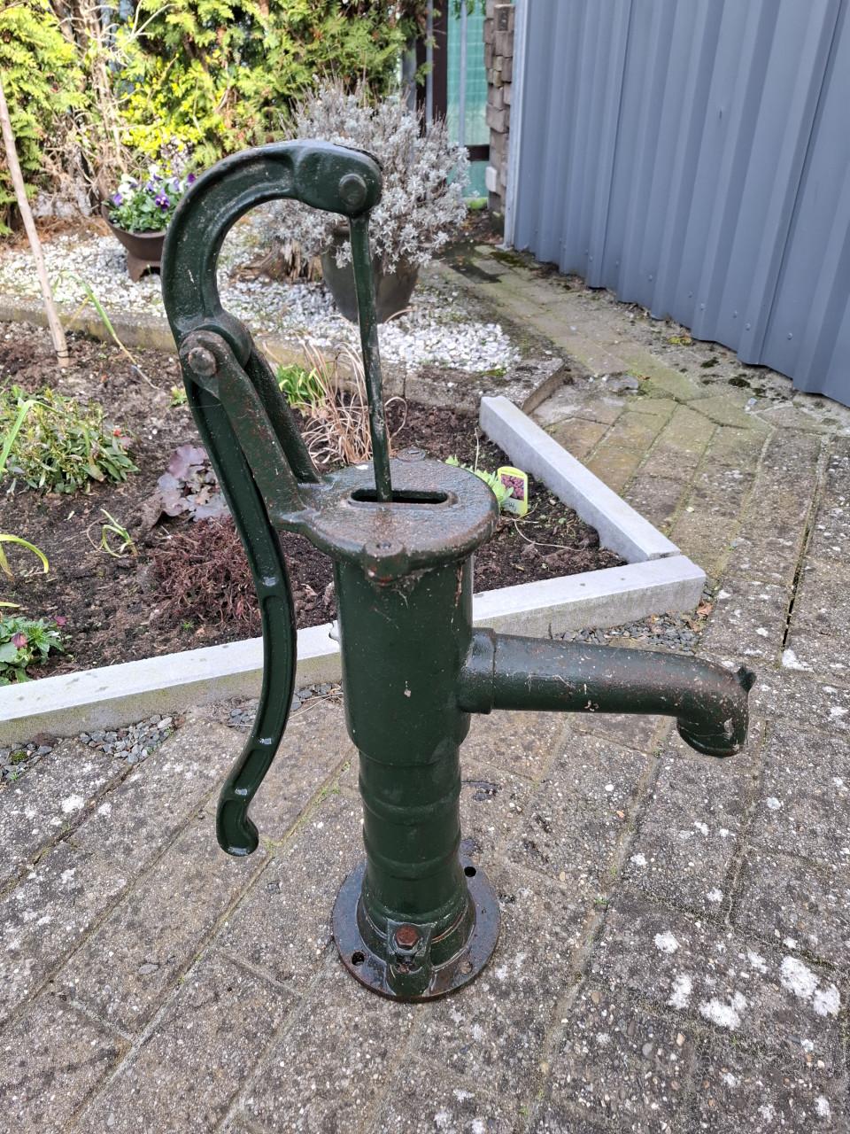 Gietijzeren waterpomp