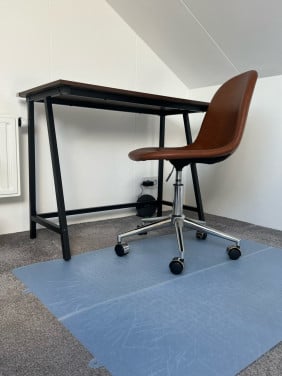 Twee bureaus en één bureaustoel
