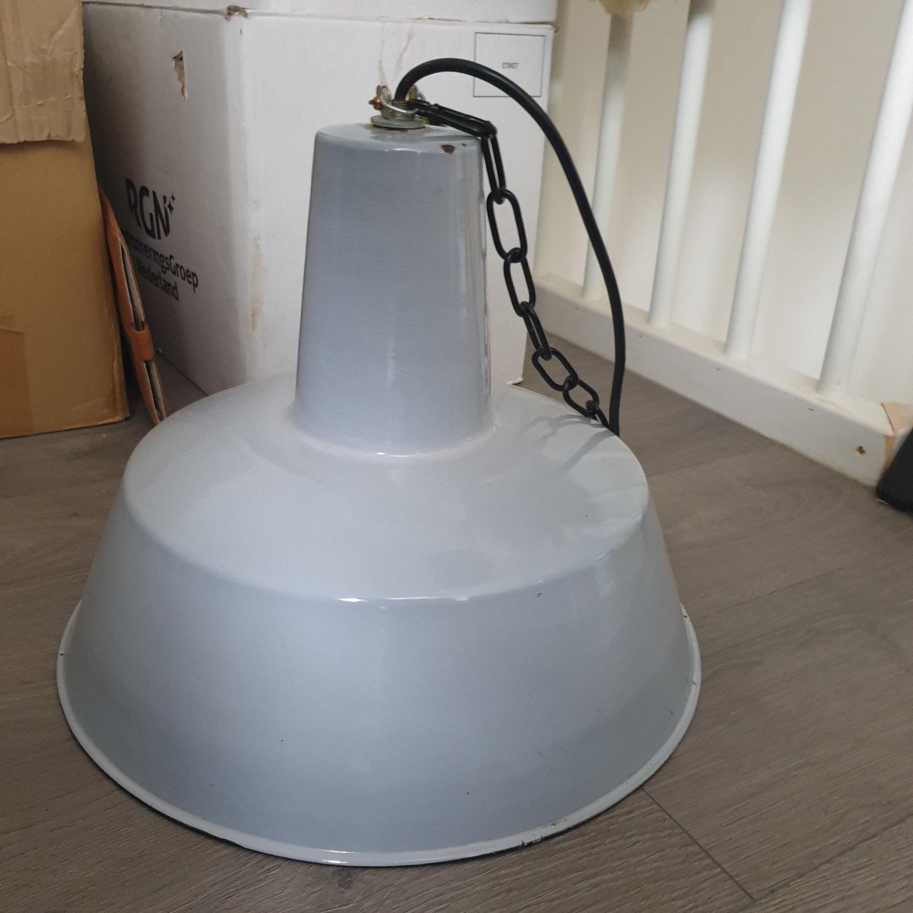 Industriele jaren 70 metalen lamp grijs met witte binnenkant doorsnede 42