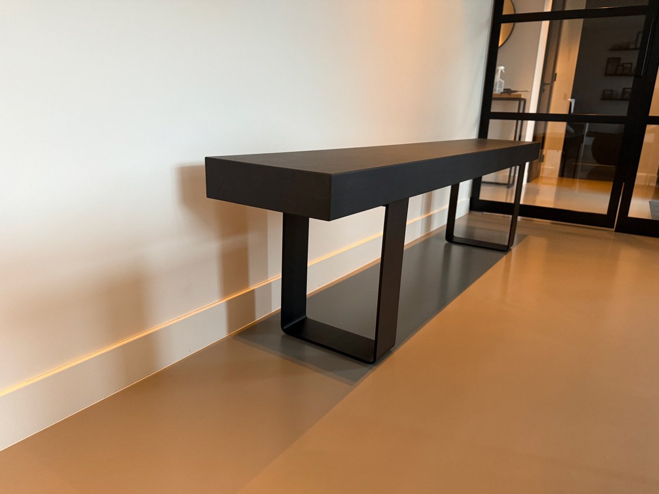 Zwart gebeitst bankje