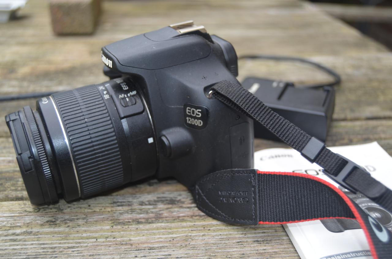 Canon EOS 1200D +2 Accu's