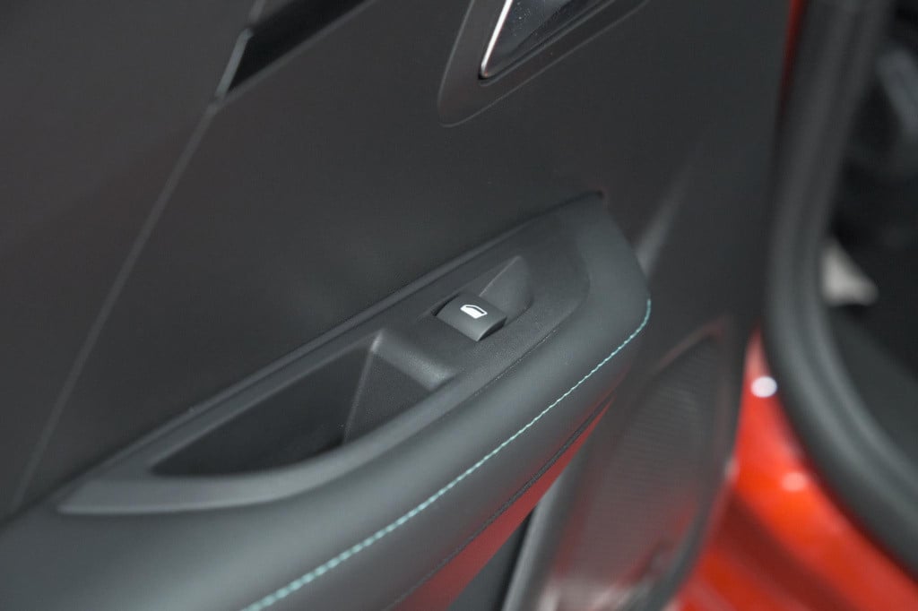 Peugeot 208 puretech 100 eat8 allure pack | camera | navigatie | apple carp