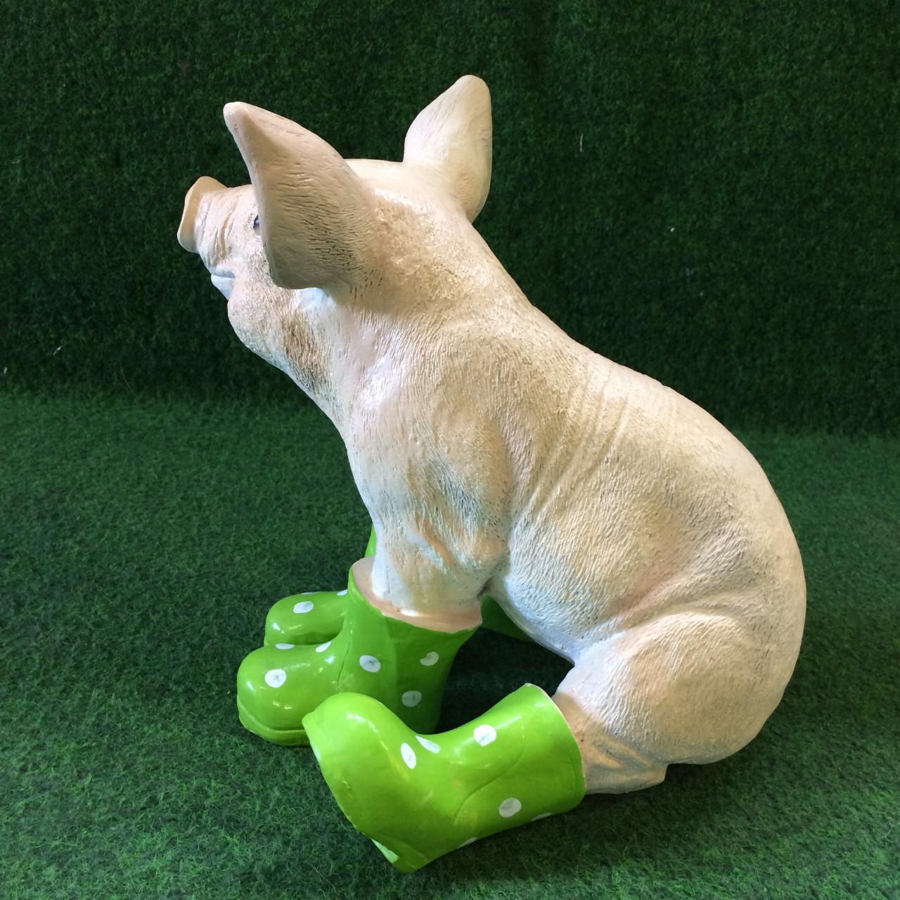 Varken zittend met groene laarzen