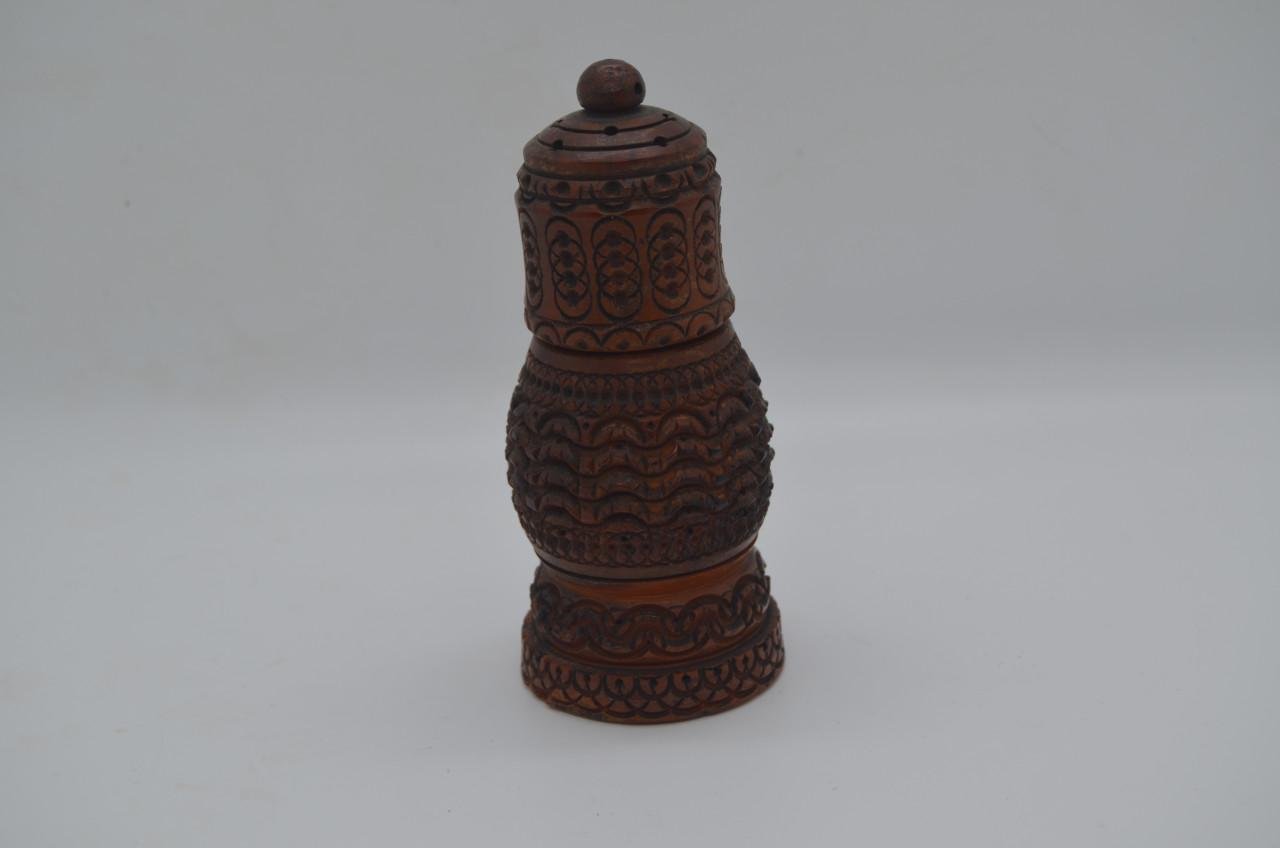 Handgesneden coquilla noten strooiers en pomanders (3)