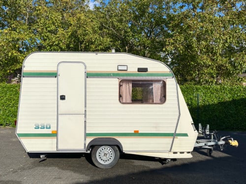 Zeer mooie kleine caravan Chateau LaCar 3.30 met voortent en fietsenrek