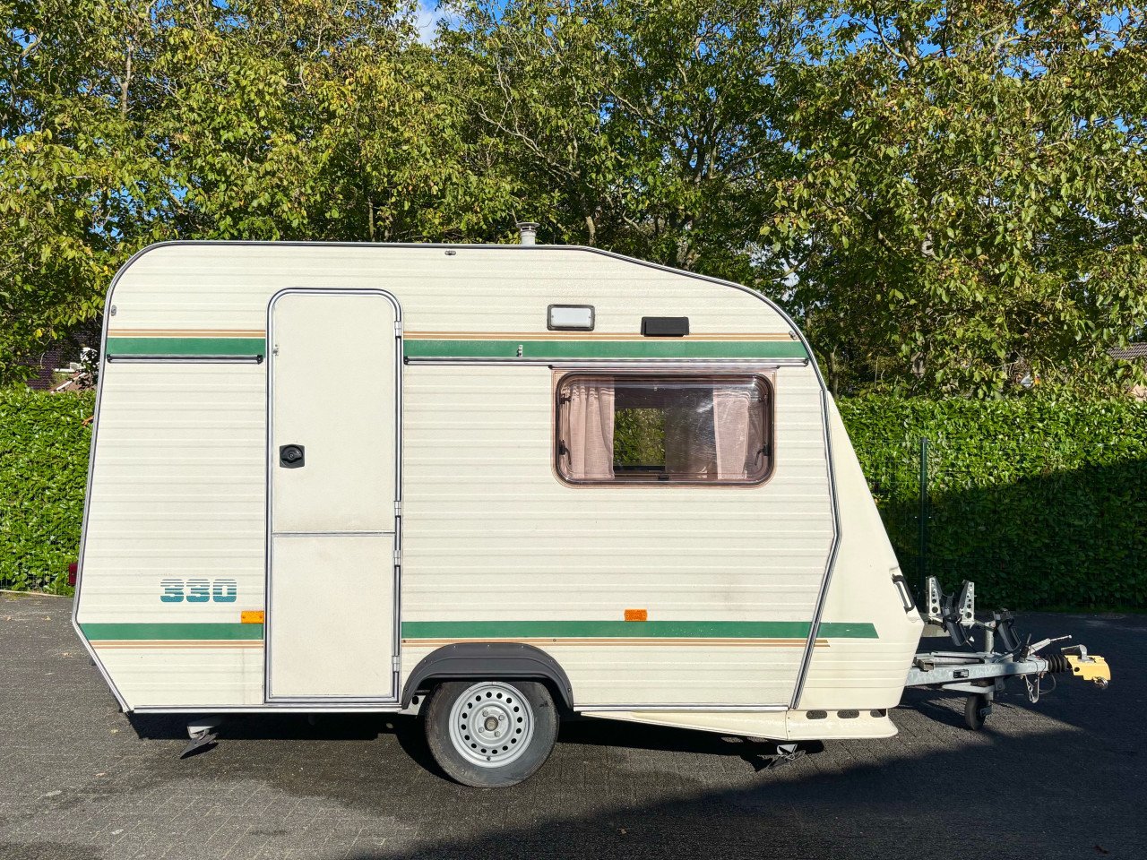 Zeer mooie kleine caravan Chateau LaCar 3.30 met voortent en fietsenrek