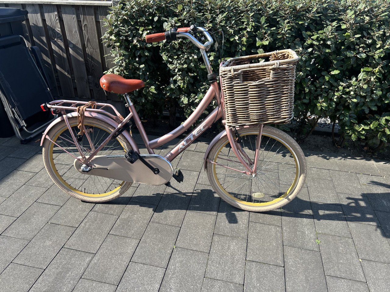 Meisjesfiets roze met mand! (24 inch)