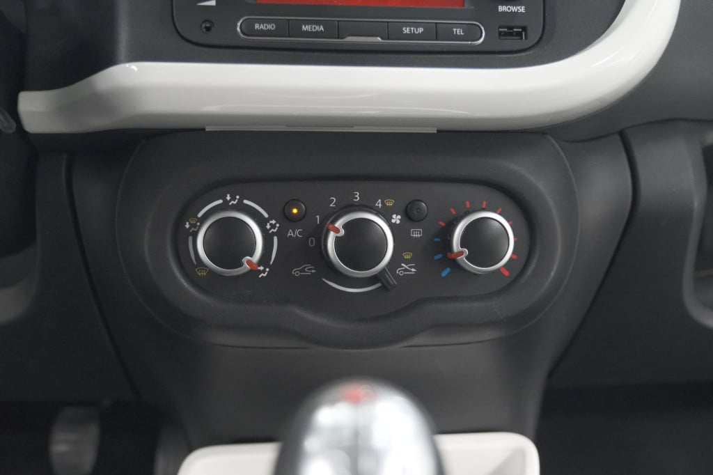 Renault Twingo sce limited | parkeersensoren | bluetooth | airco | 15 inch 
