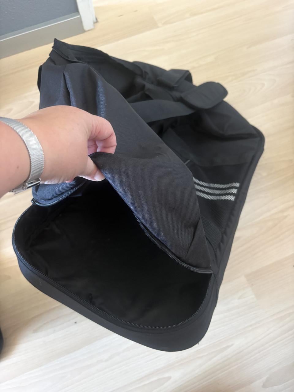 Adidas voetbaltas met schoenenvak.