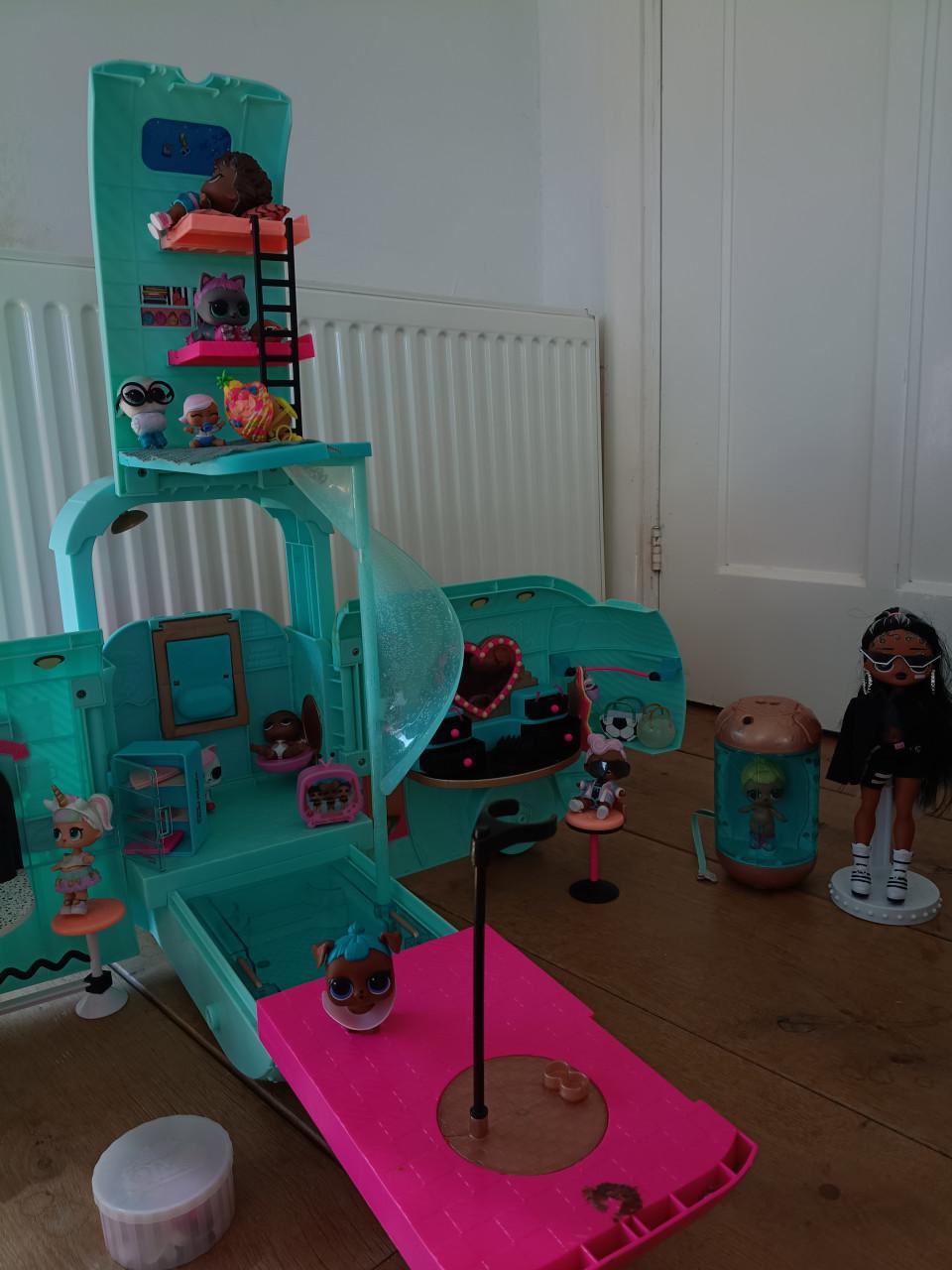 L.o.l. surprise camper met poppetjes en accessoires