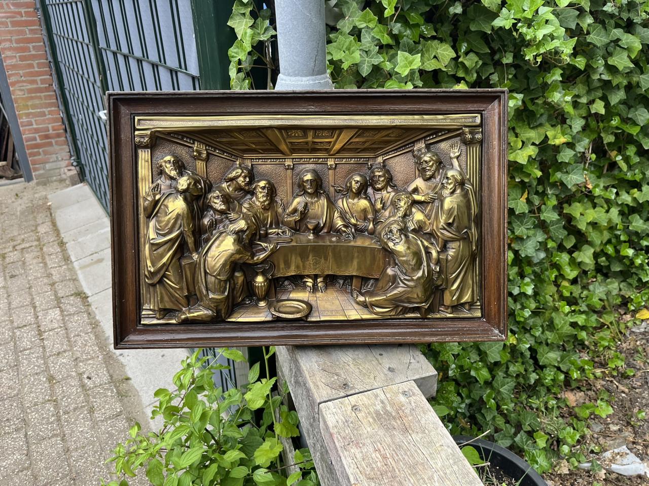 Messing reliëfsculptuur met houten lijst