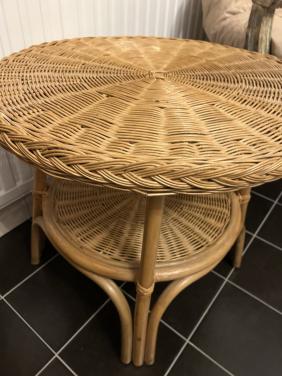 Rieten bijzet tafeltje