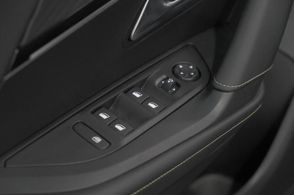 Peugeot 2008 1.2 hybrid 145 gt | camera | apple carplay | parkeersensoren