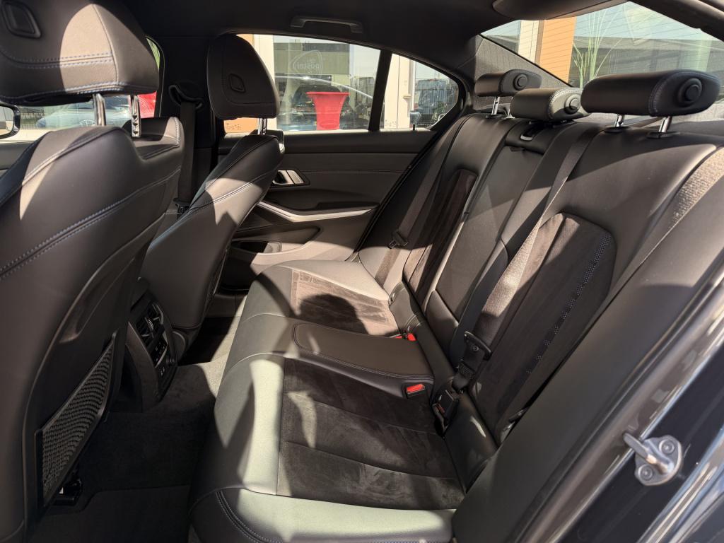 BMW 3-serie 320i m-sport | cruise | m zetels | apple carplay | navi | sfeer