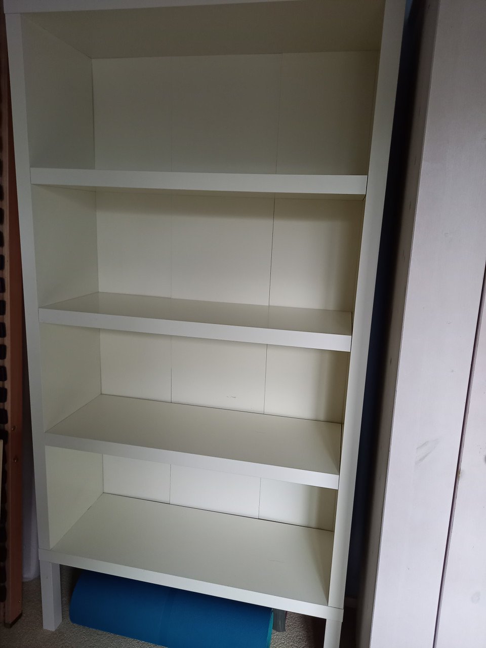 Witte boekenkast op poten