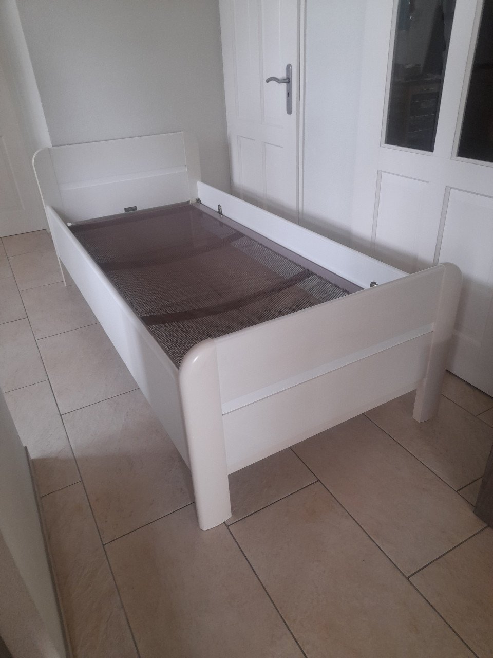1 Persoons bed 90 x 200 met auping spiraal bodem (in goede staat )