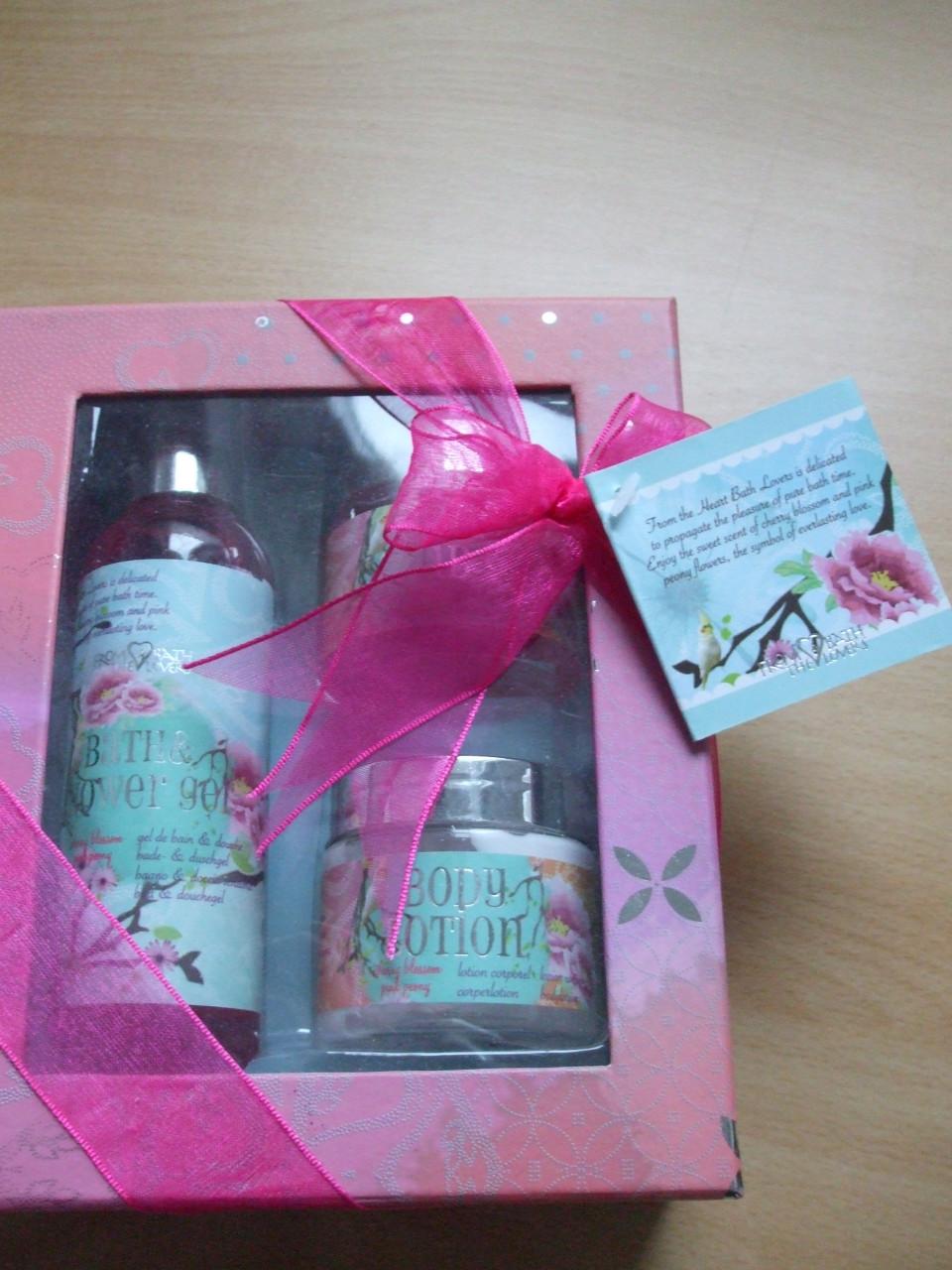 Te koop verzorgingssetje van "Heart Bath Lovers".(nieuw).