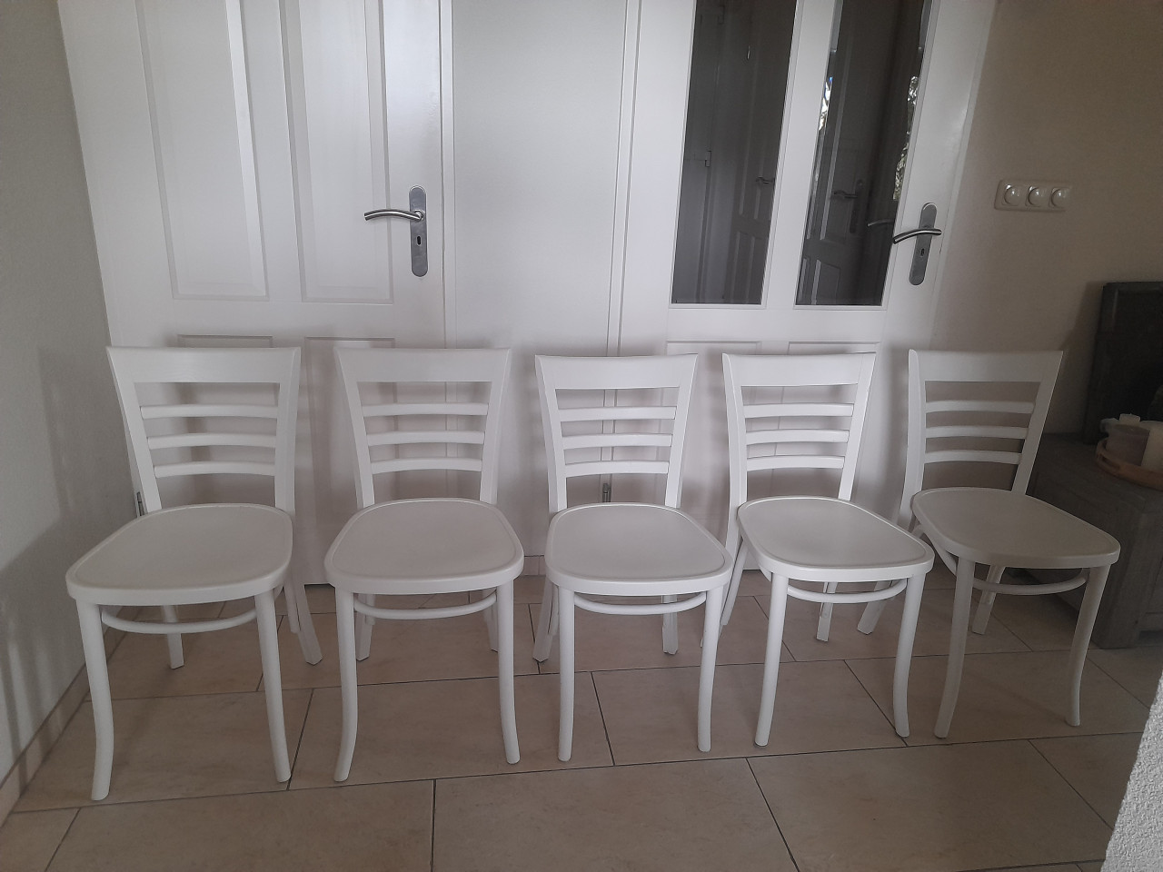 5 Leuke witte houten stoelen ( in goede nette staat )