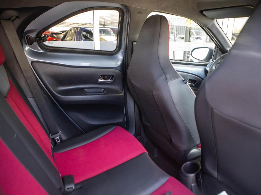 Toyota Aygo x 1.0 vvt-i mt 72pk premium | trekhaak | jbl sound system | app