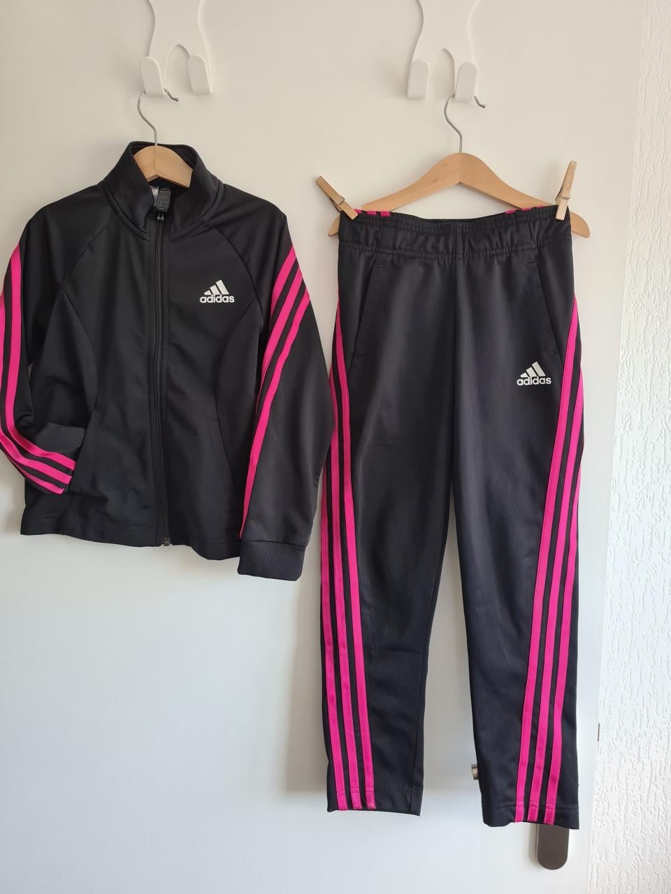 Adidas trainingspak jasje + broek zwart met roze Mt 128