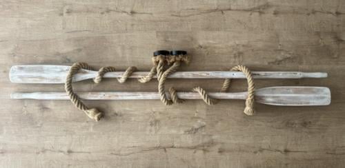 2 decoratieve touwlampen + 2 authentieke houten roeiriemen (white wash)