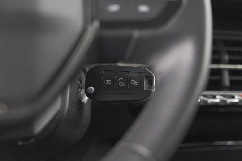 Peugeot 208 puretech 100 eat8 allure | navigatie | parkeersensoren | cruise