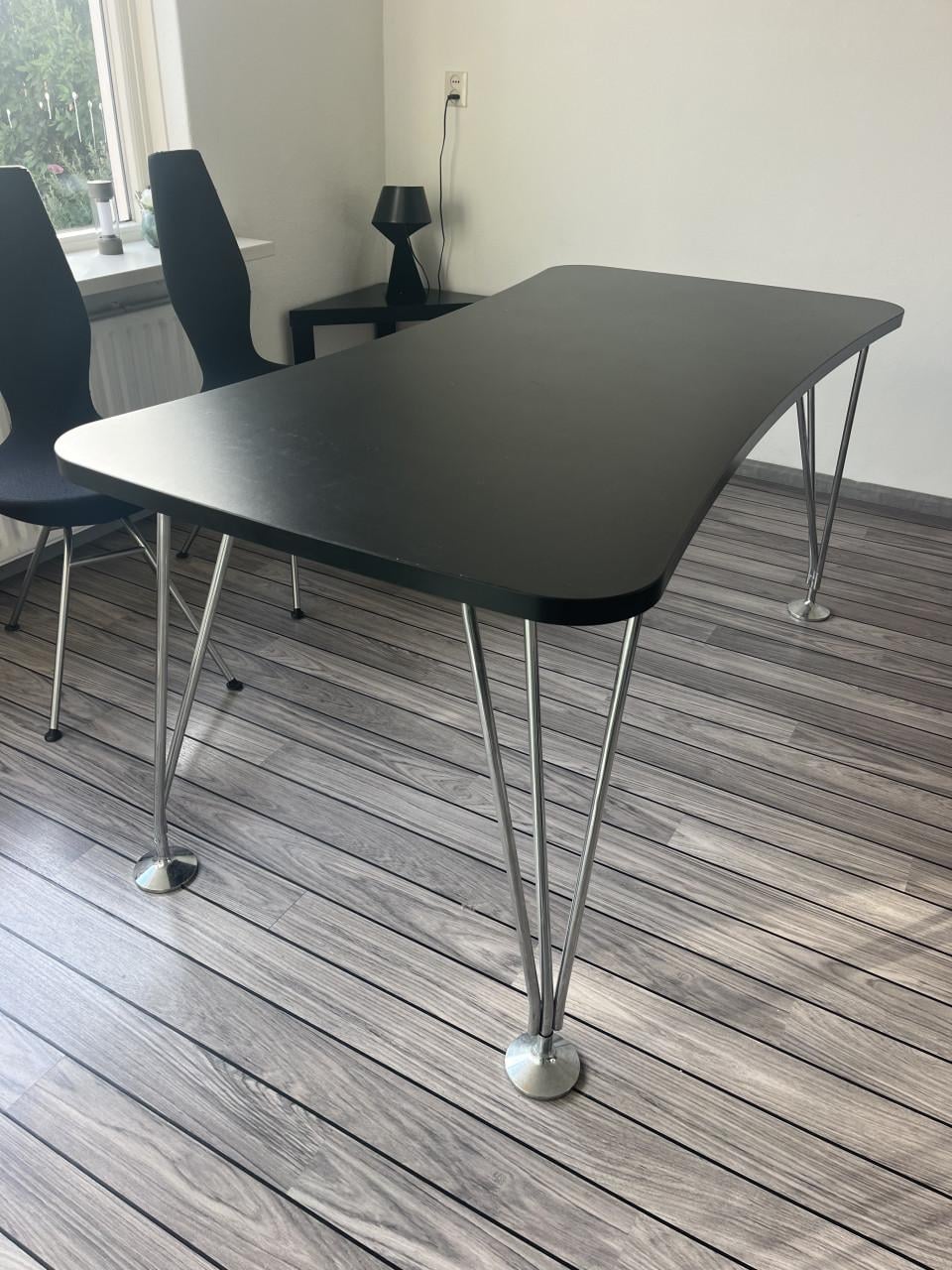 Stoelen en eettafel