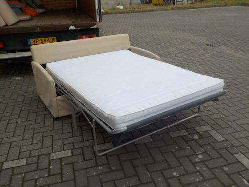 Wat ouder model slaapbank in zeer goede staat matrasmaat 190 x 140 cm