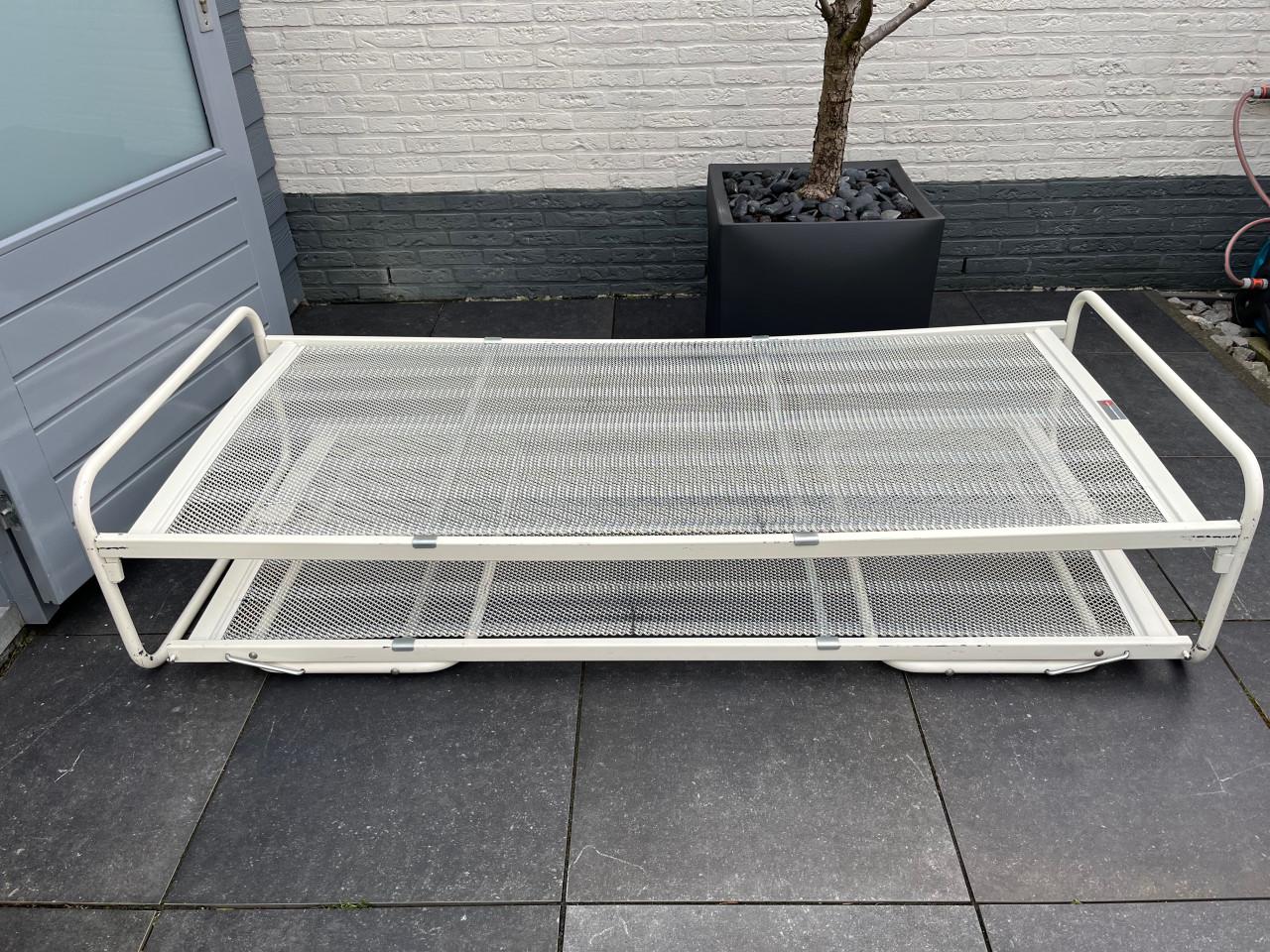 Eenpersoons logeerbed met onderschuifbed en twee matrassen