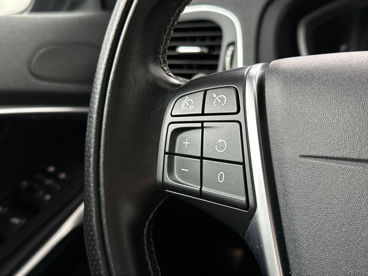 Volvo v40 1.5. R design / automaat/ camera / LED / navi