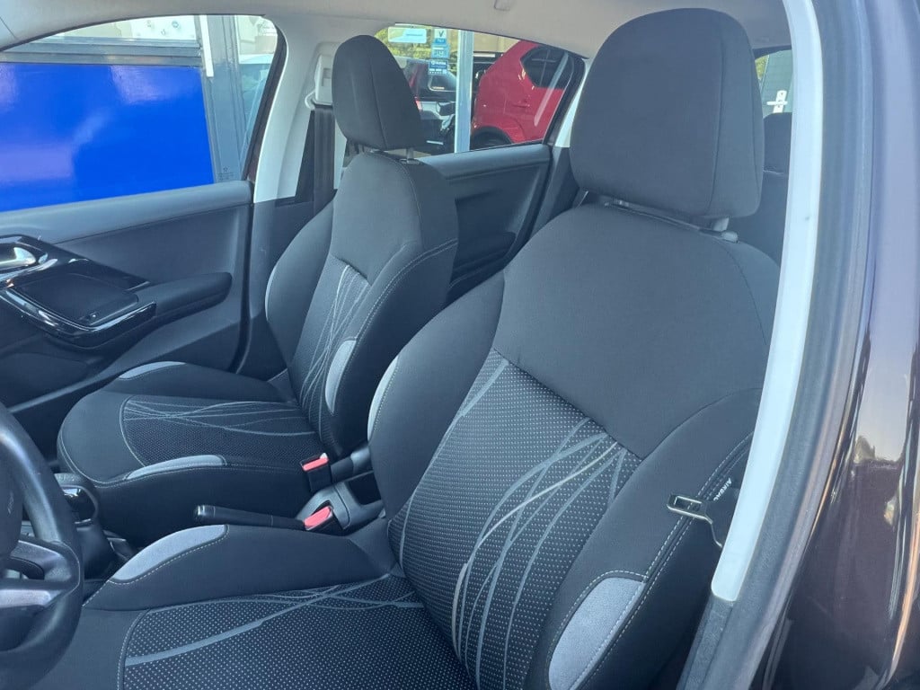 Peugeot 208 1.2 vti envy, navi, trekhaak enz...