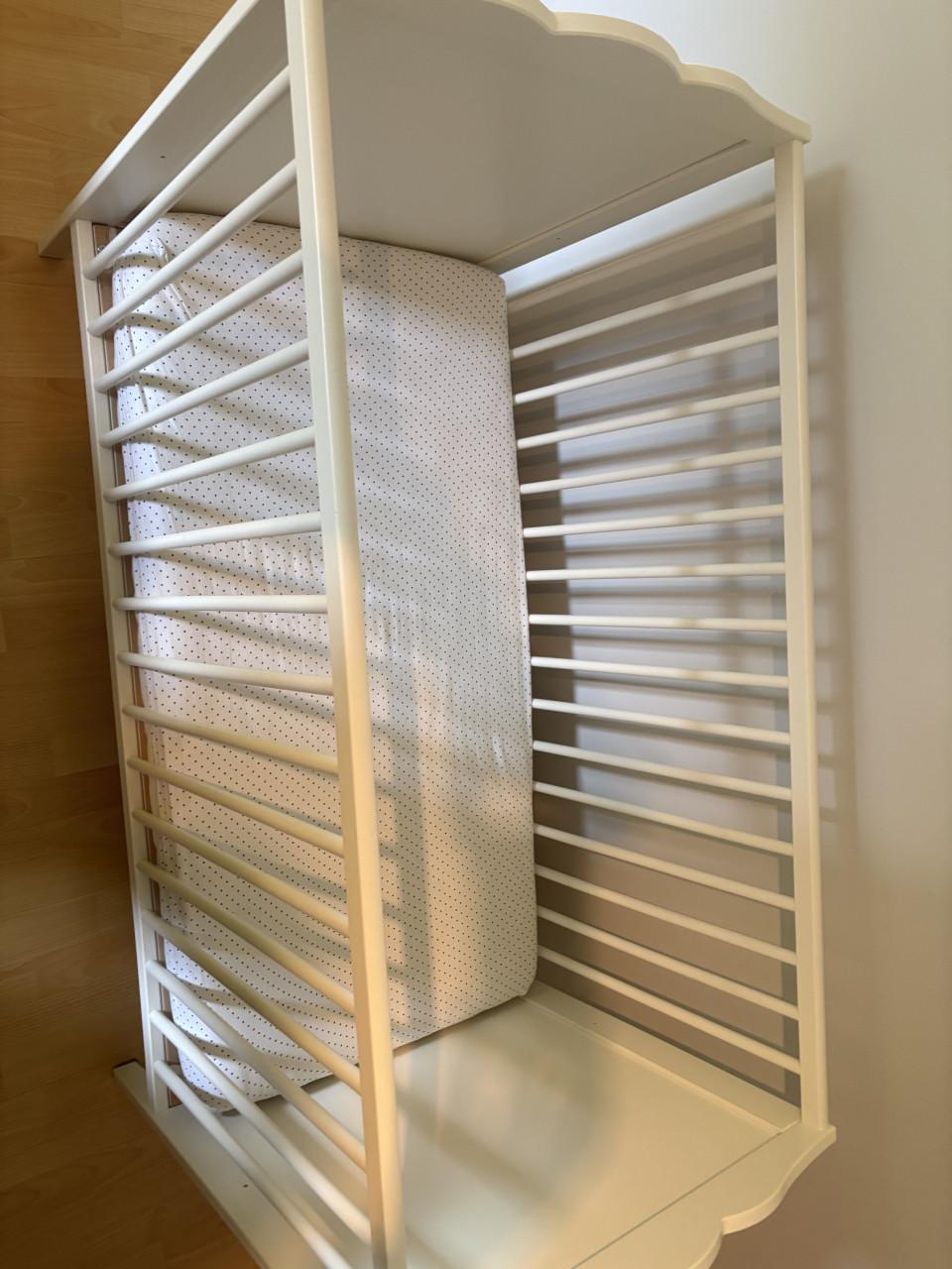 Kinderledikantje met matrasje en aankleedkussen