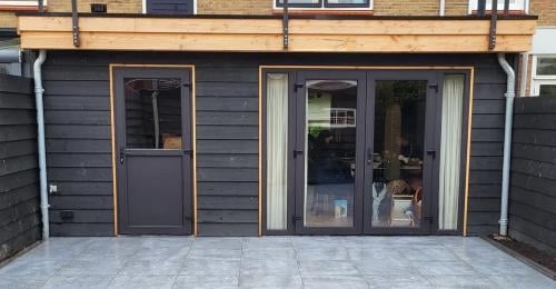Kunststof tuindeuren en loopdeur.