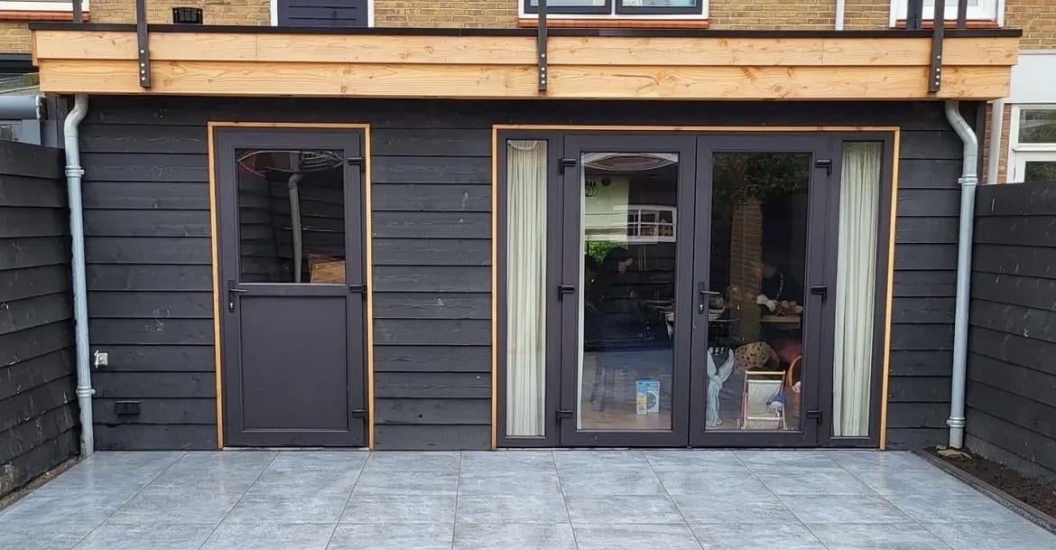 Kunststof tuindeuren en loopdeur.