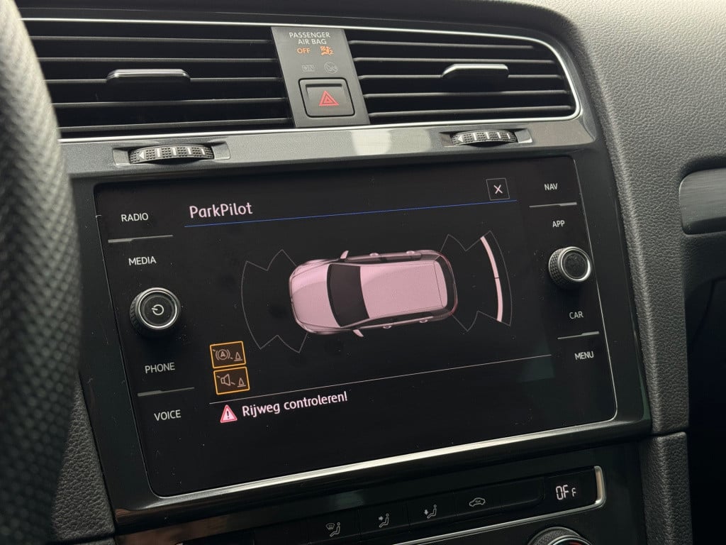 Volkswagen Golf 1.0 tsi r-line * navigatie * adaptieve cruise control * pdc