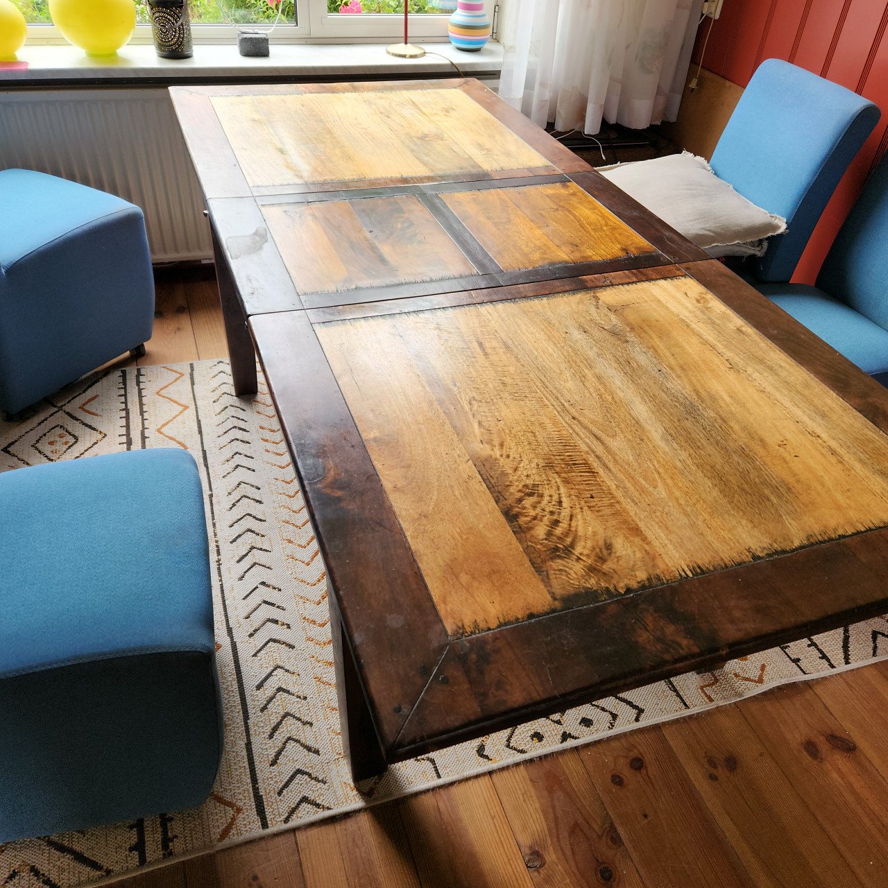 Koloniale 6 persoons uitschuifbare Eettafel t/m 8 personen met 4 stoelen