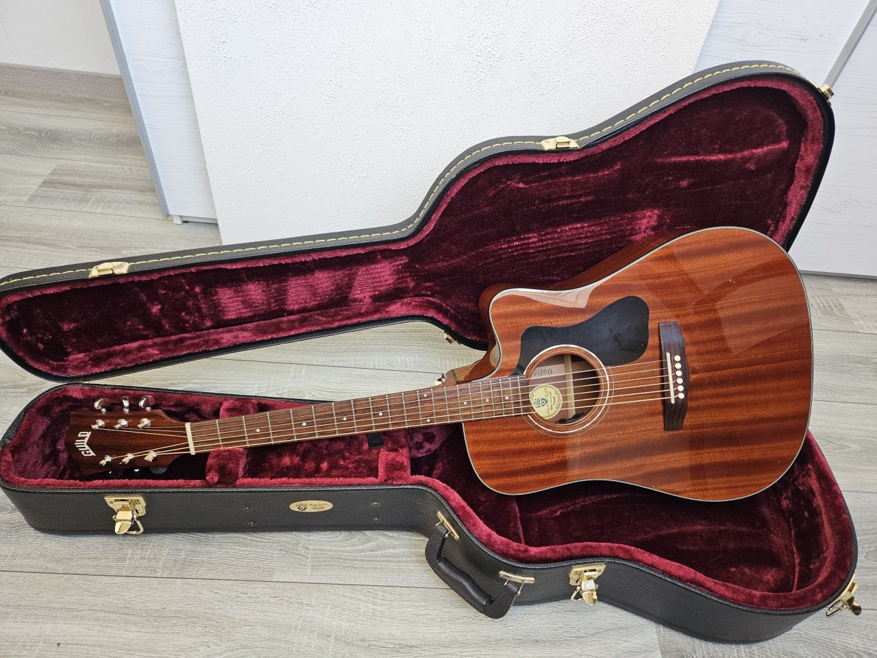Guild D-125CE GAD Semi-akoestisch