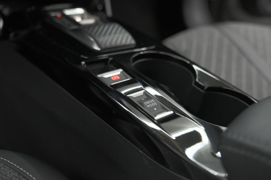 Peugeot 208 hybrid 100 e-dcs6 allure | camera | keyless entry | apple carpl