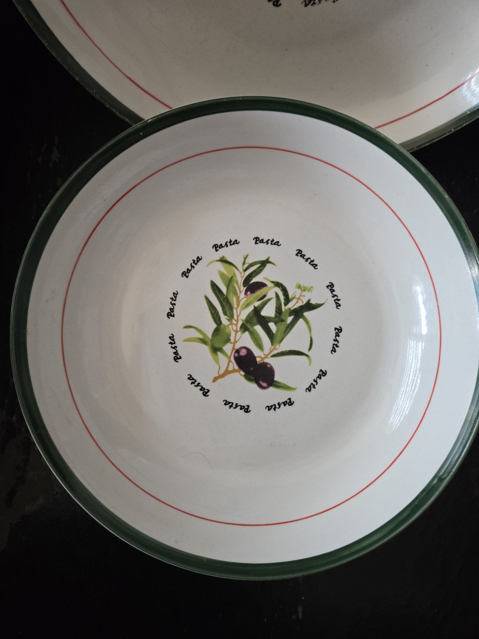 Set : schaal 28cm + 4 borden 22cm voor pasta. Intermezzo