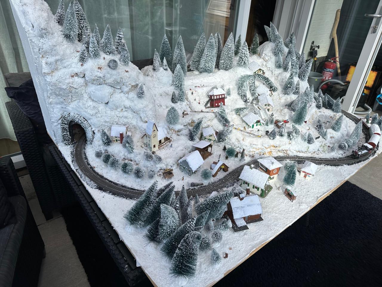 Treinbaan kerstdorp te koop.