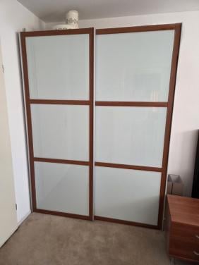 Kledingkast met schuifdeuren