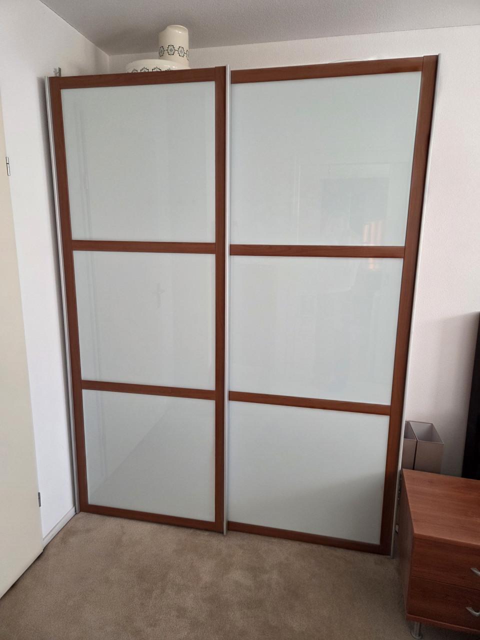 Kledingkast met schuifdeuren