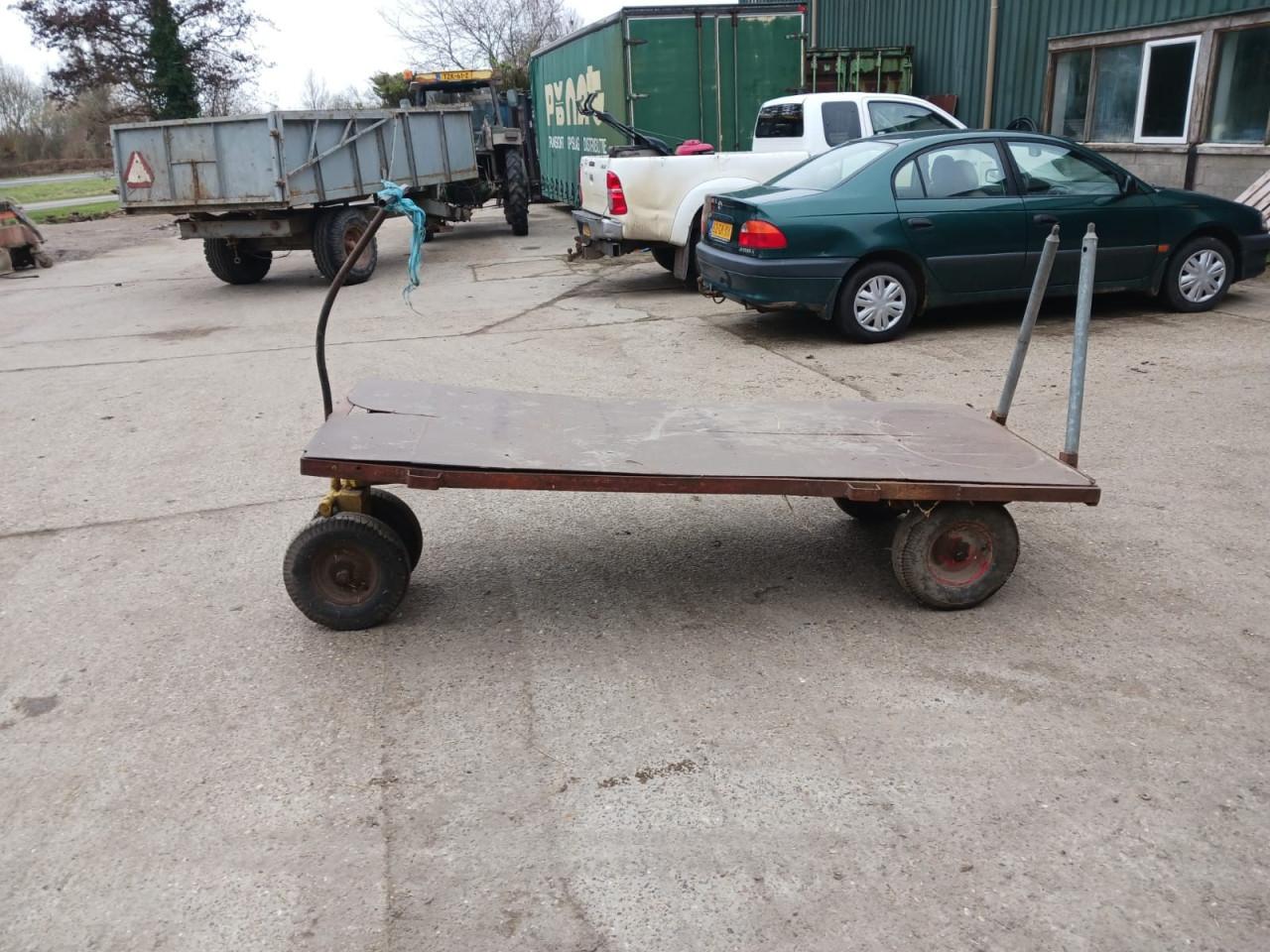 Kar voor grote baal hooi of stro