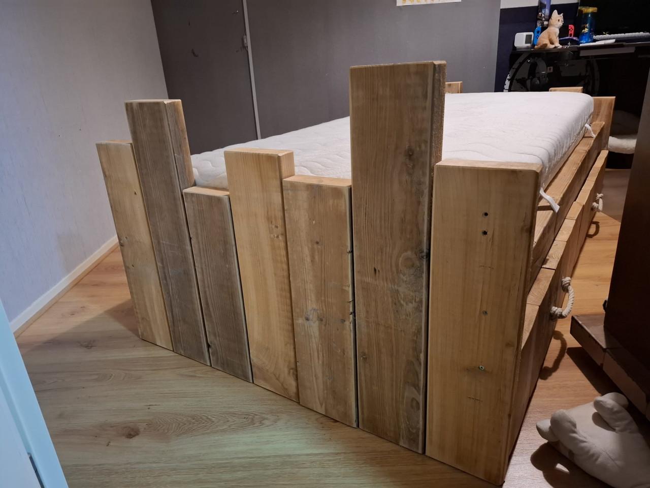 Steigerhouten bed