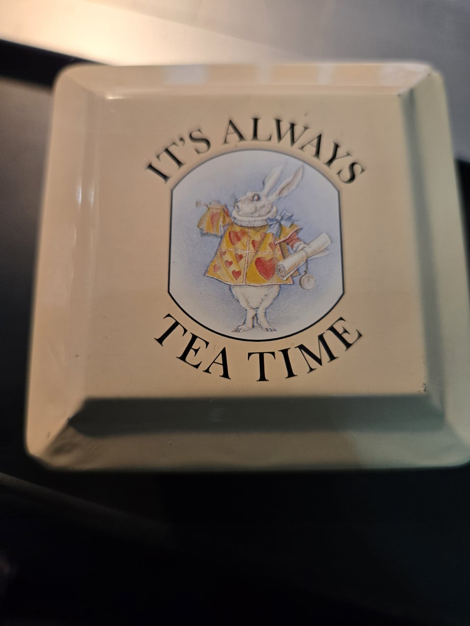 TheeBlik van Earl Grey met afbeeldingen van Alice in Wonderland.